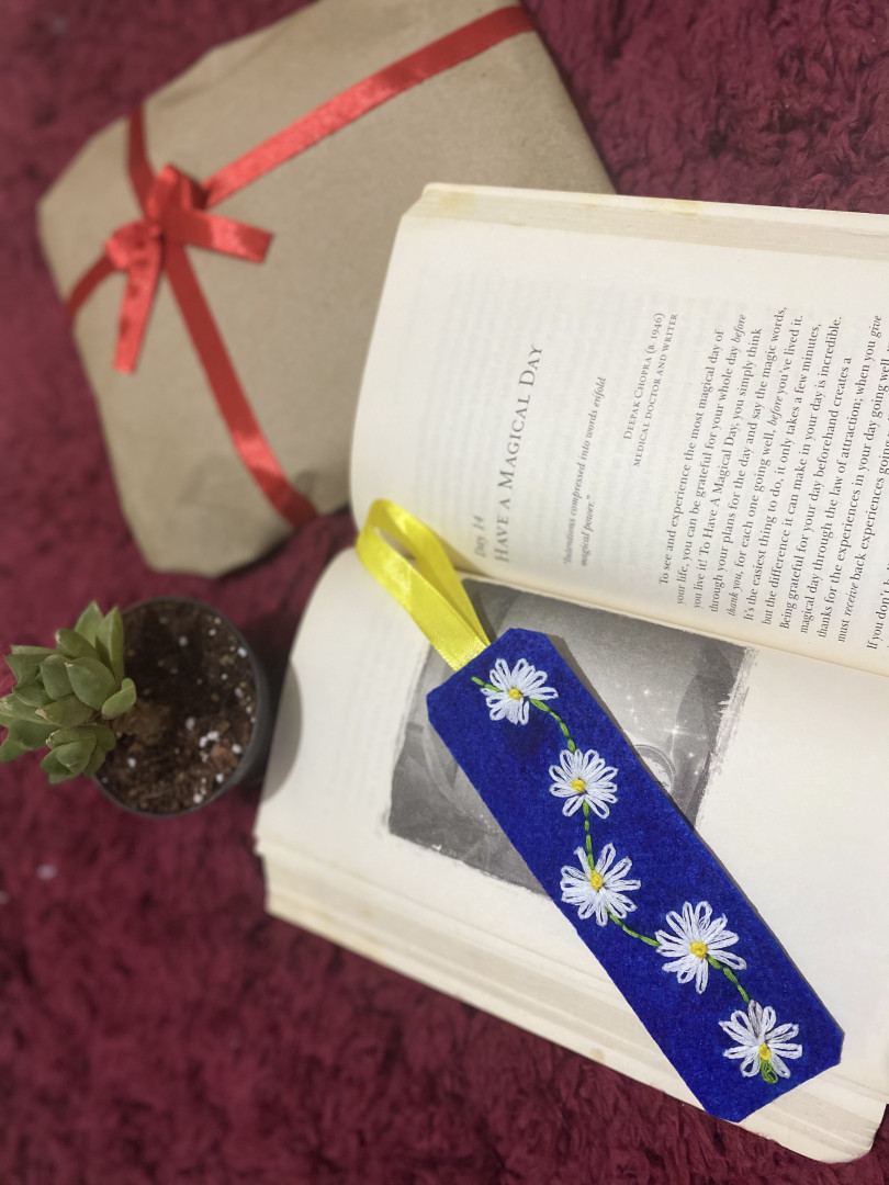 Embroidered daisy book marks