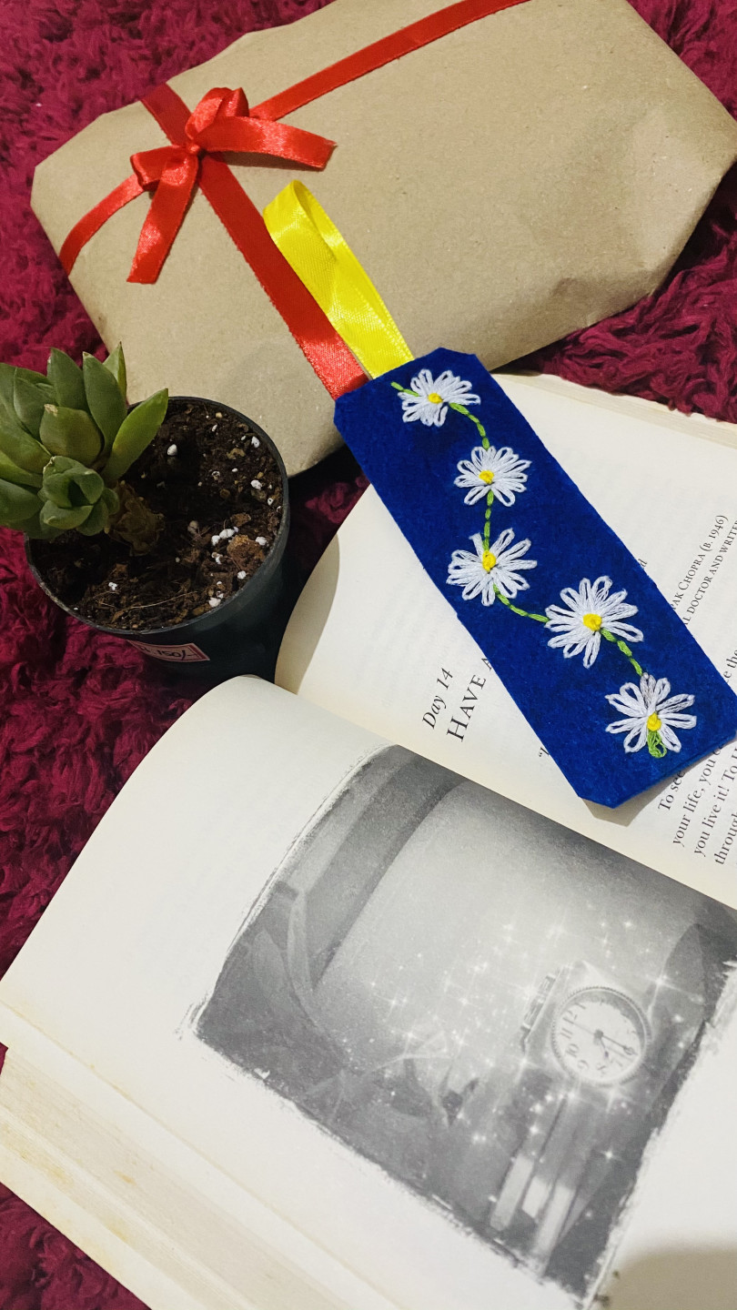 Embroidered daisy book marks