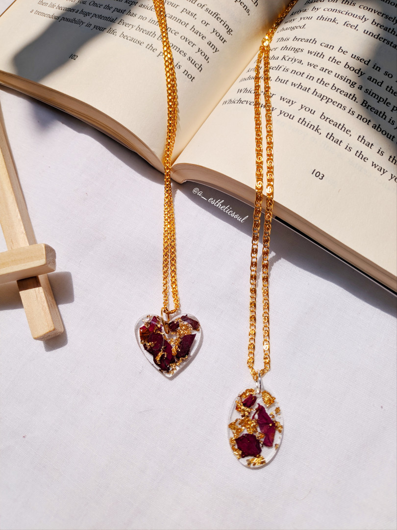 Rose Petals preserved pendant with chian