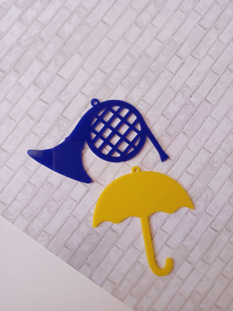 Blue french horn and yellow umbrella keychain (acrylic base)