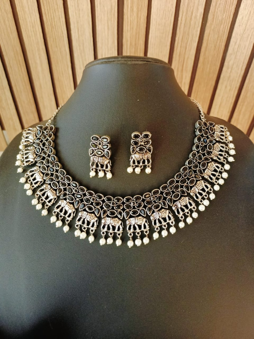 Necklace with earrings(Black)