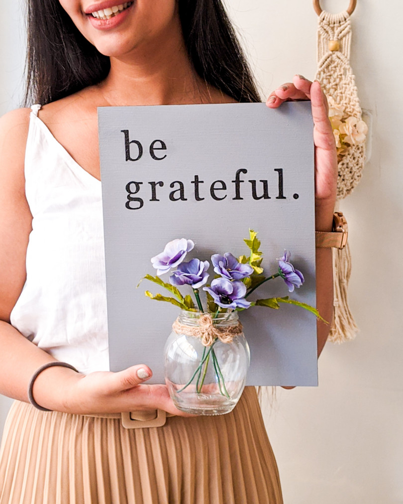 'Be grateful' wooden wall décor with mason jar