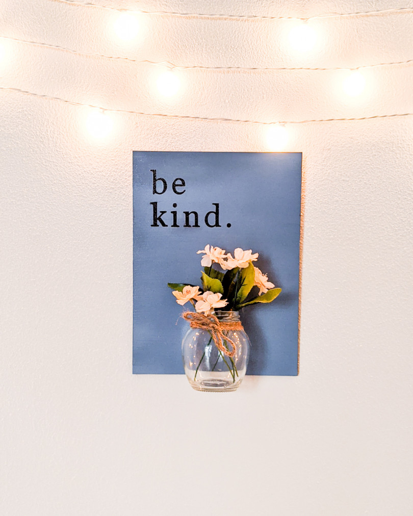 'Be kind' wooden wall décor with mason jar