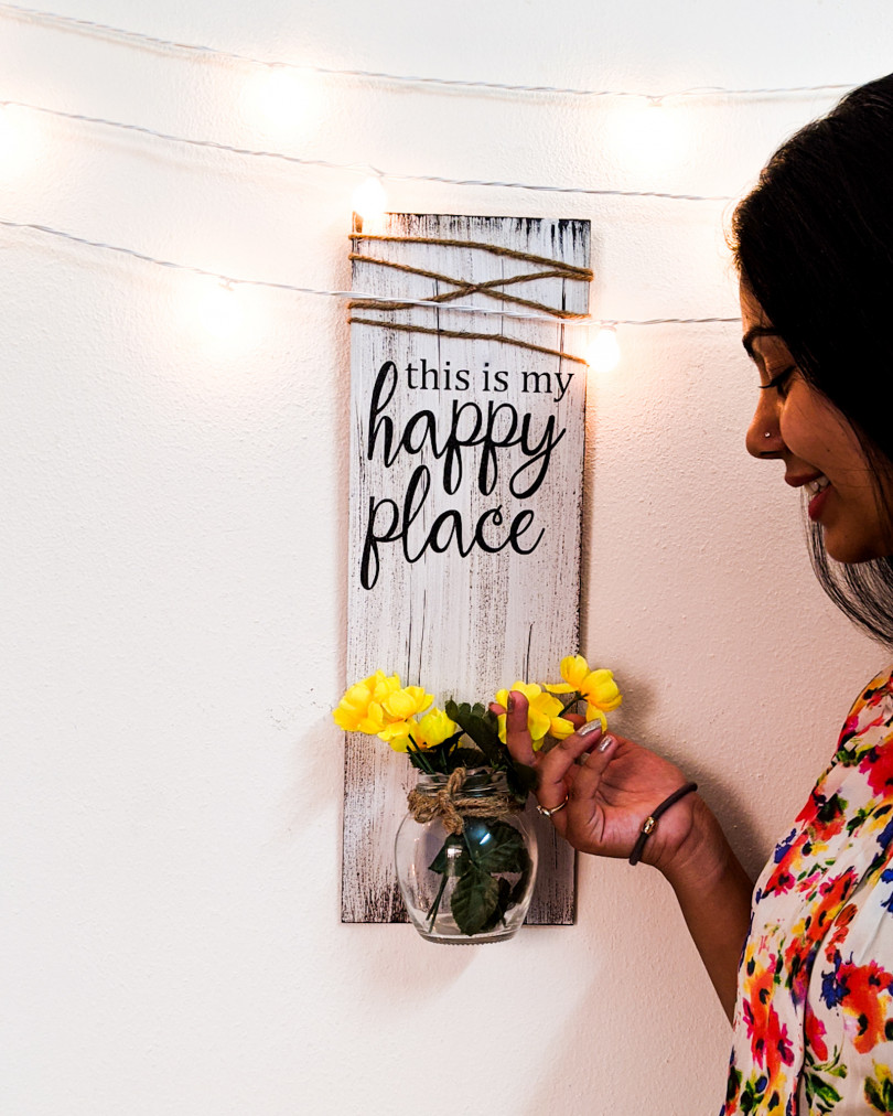 'Happy place' wooden wall décor with mason jar